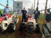 Feirantes de Barbosa Ferraz recebem equipamentos do projeto Coopera Paraná