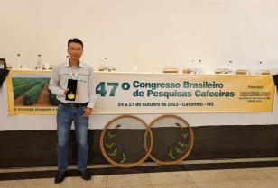 Pesquisador do IDR-Paraná recebe Prêmio do Mérito Cafeeiro
