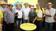 Governador entrega trator e painéis solares comprados por agricultores com auxílio do Estado