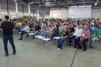 Evento em Pato Branco reúne visitantes e técnicos e celebra bom momento da cadeia do mel