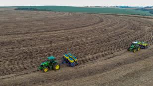 Sistema de Agricultura do Estado orienta produtores sobre uso de fertilizantes no solo