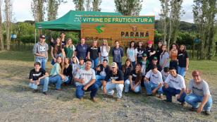Estudantes conhecem tecnologias para a produção de frutas de clima temperado na Estação de Pesquisa do IDR-Paraná
