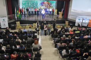 Em encontro de mulheres em Ivaiporã, Estado apresenta ações voltadas às famílias do campo
