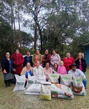Mulheres beneficiadas com insumos para hortas comunitárias