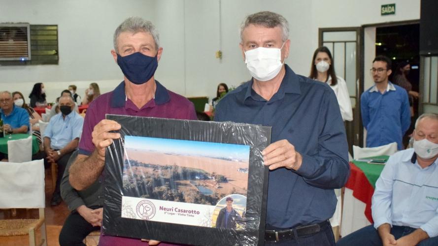 Produtores de vinhos coloniais são premiados em evento tradicional no Oeste do Paraná