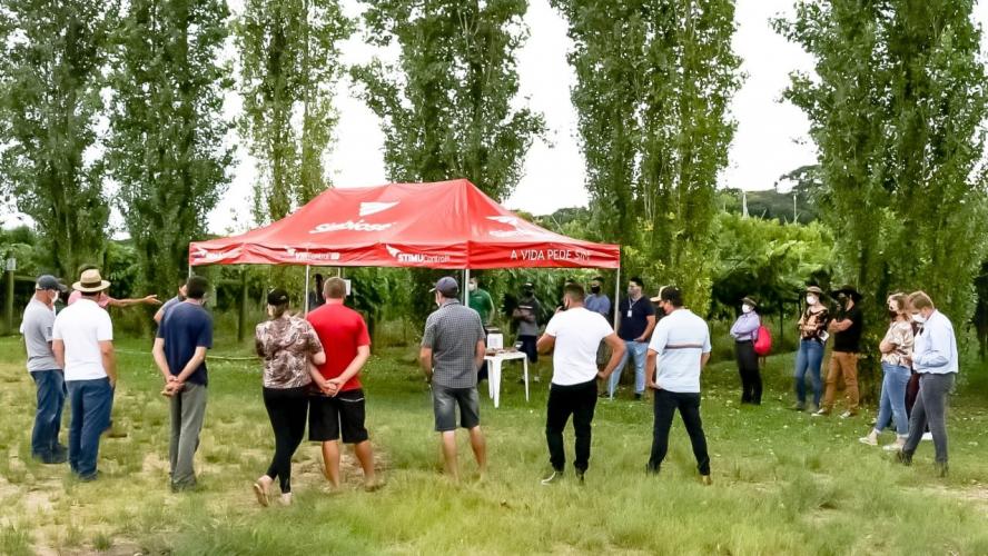 Fruticultores participam de tarde de campo sobre pós colheita