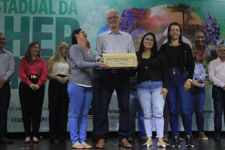 Em encontro de mulheres em Ivaiporã, Estado apresenta ações voltadas às famílias do campo