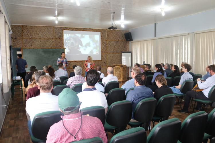 Pesquisadores canadenses visitam Estação de Pesquisa em Agroecologia do IDR-Paraná