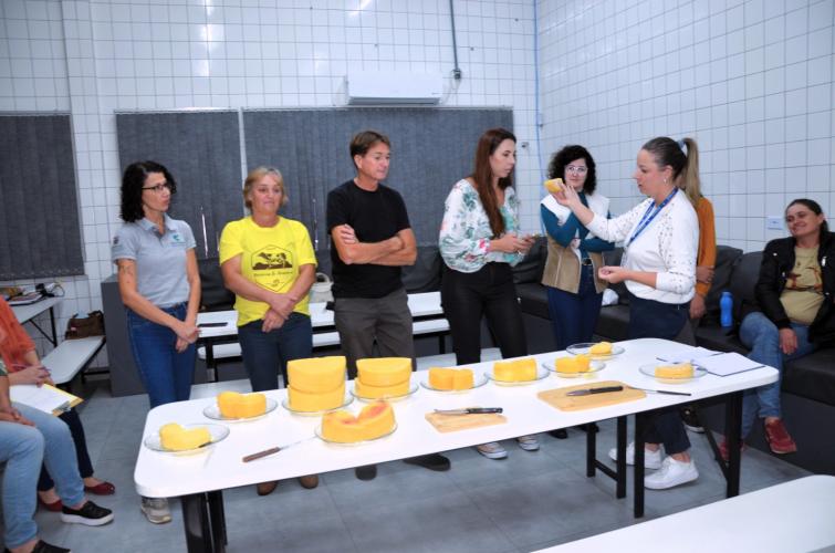Projeto capacita produtores de queijo de Araucária