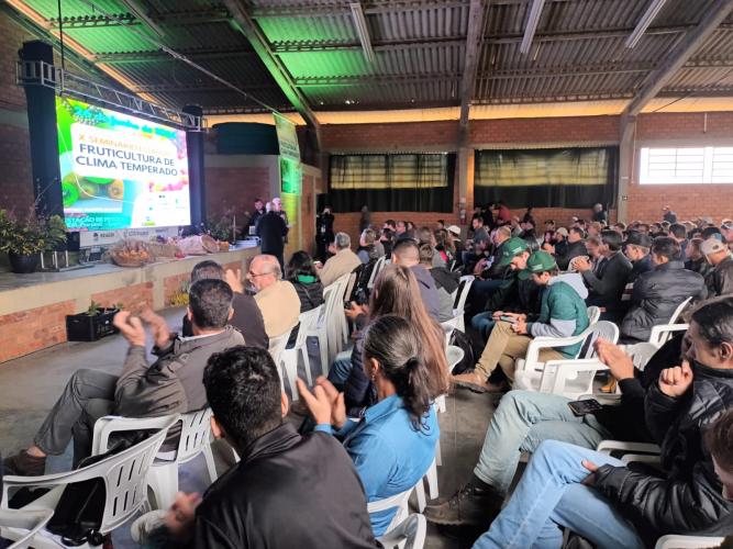 Evento de fruticultura na Lapa reúne mais de 600 participantes