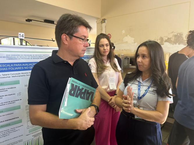 Bolsistas do IDR-Paraná mostram resultados de pesquisa durante seminário em Londrina