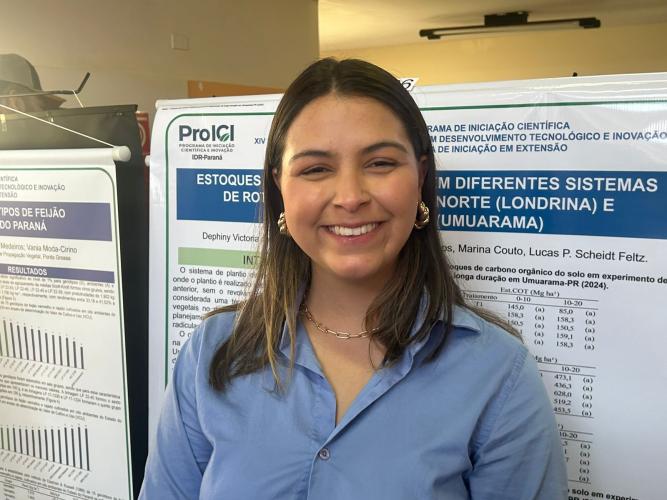 Bolsistas do IDR-Paraná mostram resultados de pesquisa durante seminário em Londrina