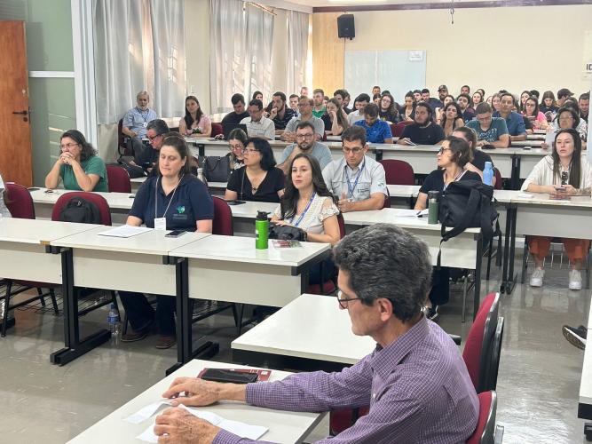 Bolsistas do IDR-Paraná mostram resultados de pesquisa durante seminário em Londrina