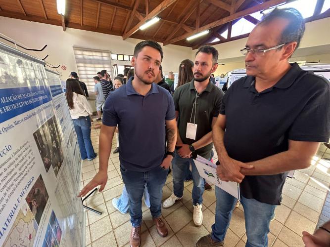 Bolsistas do IDR-Paraná mostram resultados de pesquisa durante seminário em Londrina