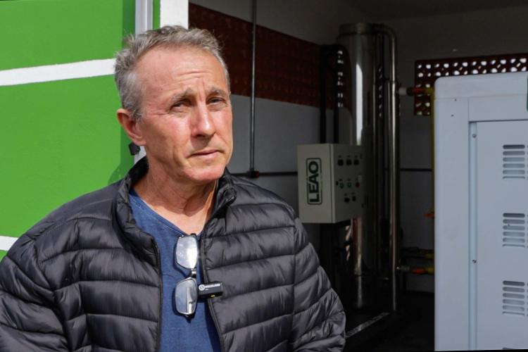 Vizinhos compartilham biodigestor para produzir energia limpa da suinocultura