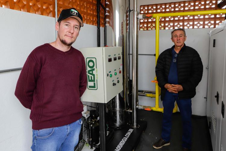 Vizinhos compartilham biodigestor para produzir energia limpa da suinocultura