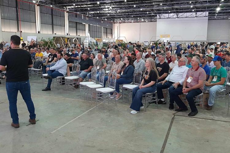 Evento em Pato Branco reúne visitantes e técnicos e celebra bom momento da cadeia do mel