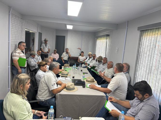 IDR-Paraná e Adapar debatem plano para erradicar brucelose e tuberculose animal