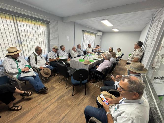 IDR-Paraná e Adapar debatem plano para erradicar brucelose e tuberculose animal