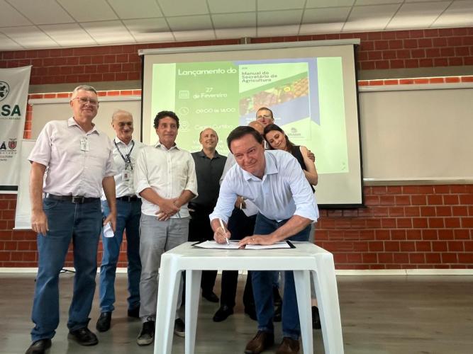 IDR-Paraná lança manual para os secretários municipais de agricultura.