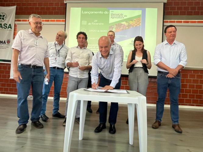 IDR-Paraná lança manual para os secretários municipais de agricultura.