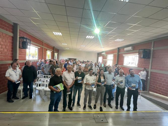 IDR-Paraná lança manual para os secretários municipais de agricultura.