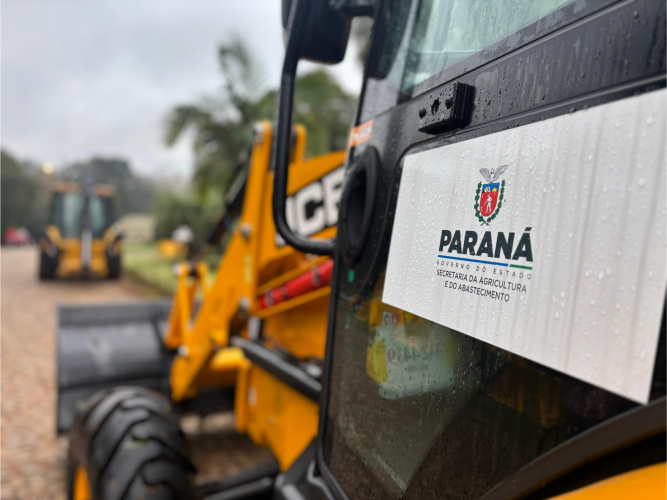 Estado entrega 62 retroescavadeiras para municípios com foco na melhoria de estradas rurais