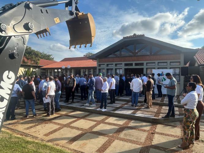 Estado entrega 62 retroescavadeiras para municípios com foco na melhoria de estradas rurais