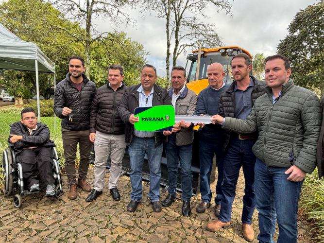 Estado entrega 62 retroescavadeiras para municípios com foco na melhoria de estradas rurais