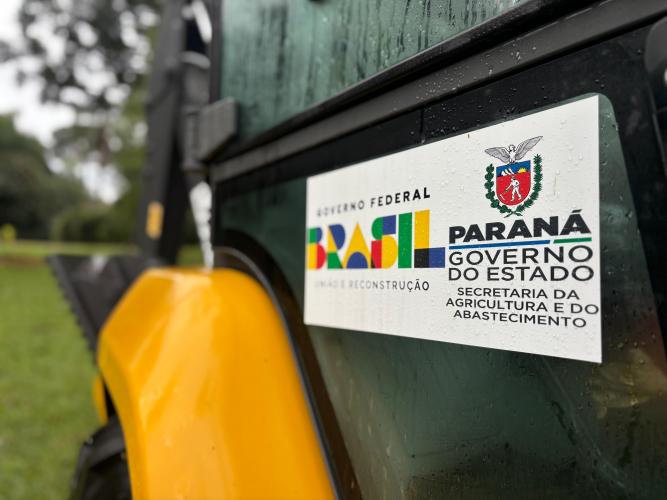 Estado entrega 62 retroescavadeiras para municípios com foco na melhoria de estradas rurais