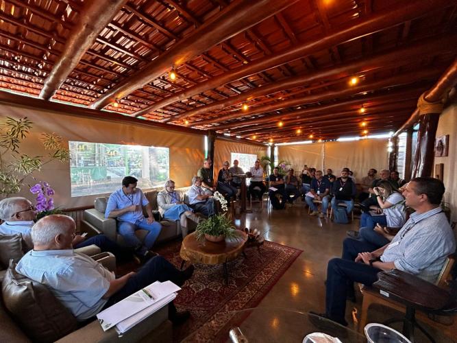 IDR-Paraná e Adapar apresentam projeto de apoio a sericicultores afetados pela deriva