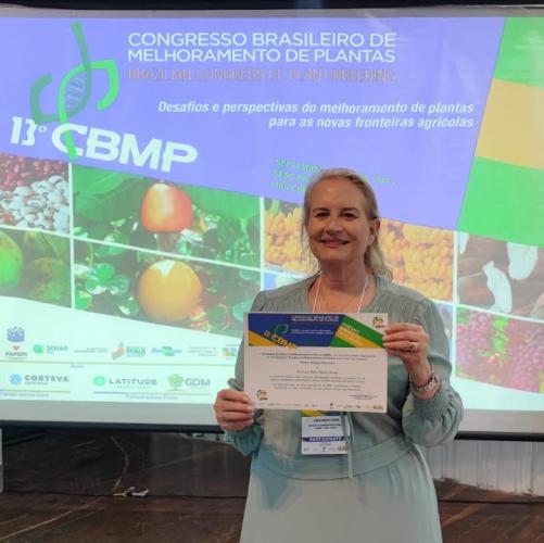 Diretora do IDR-Paraná recebe prêmio no 13º Congresso Brasileiro de Melhoramento de Plantas