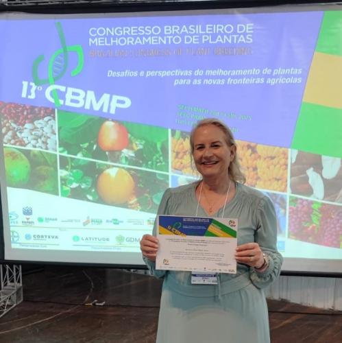 Diretora do IDR-Paraná recebe prêmio no 13º Congresso Brasileiro de Melhoramento de Plantas
