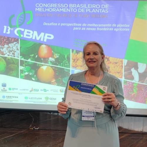 Diretora do IDR-Paraná recebe prêmio no 13º Congresso Brasileiro de Melhoramento de Plantas