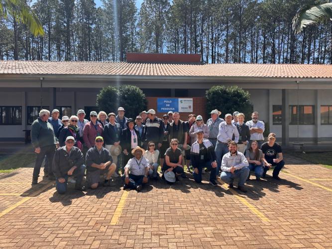 Australianos conhecem pesquisas do IDR-Paraná em Santa Tereza do Oeste