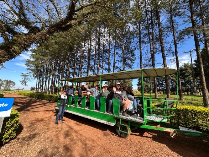 Australianos conhecem pesquisas do IDR-Paraná em Santa Tereza do Oeste
