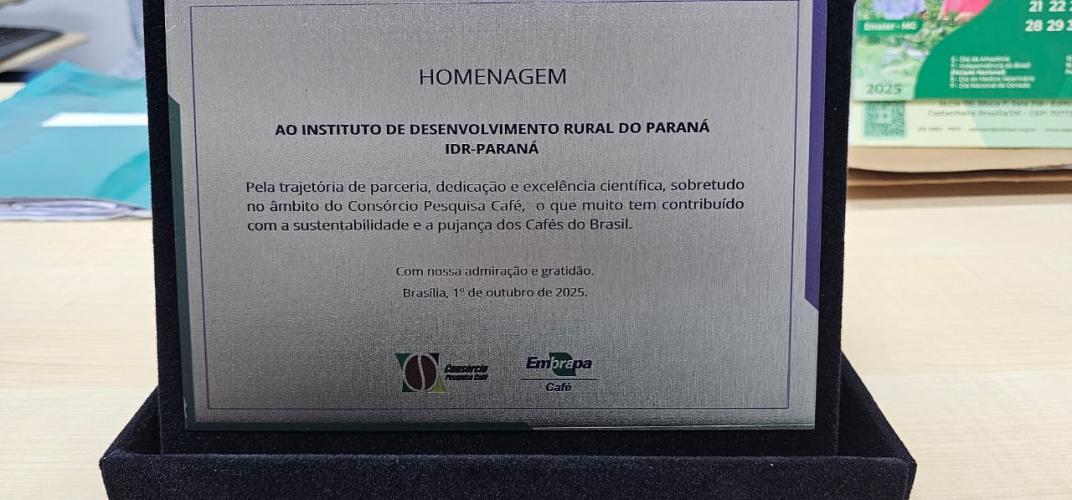 Contribuição à pesquisa cafeeira rende homenagem ao IDR-Paraná
