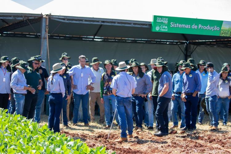 Nesta quinta-feira (8), teve início em Cafelândia a 35ª edição do tradicional Dia de Campo de Verão da Copacol, evento que reafirma o papel estratégico da cooperativa no fortalecimento do agronegócio paranaense. “A Copacol é uma das maiores cooperativas da América Latina e tem uma característica importante: a de verticalizar a produção, transformando aquilo de produzimos de proteína vegetal em proteína animal. É uma cooperativa que começou pequena e hoje é um complexo agroindustrial, com milhares de coopera