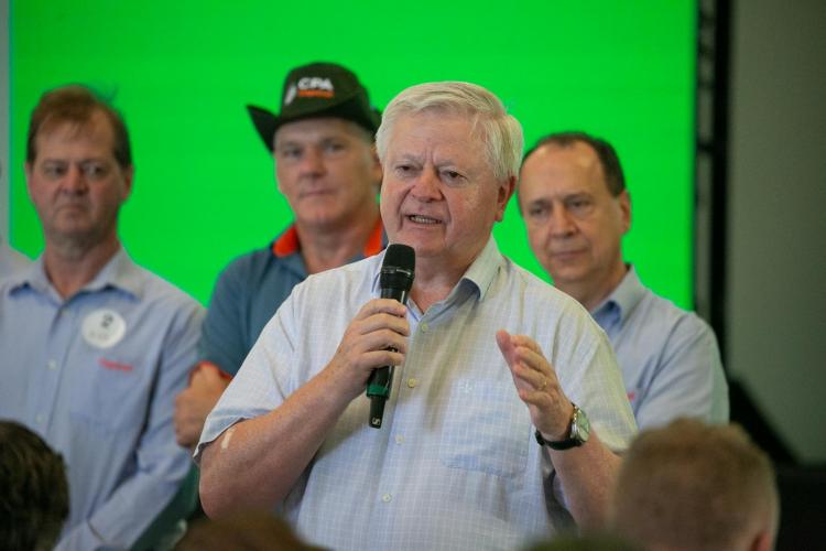 Nesta quinta-feira (8), teve início em Cafelândia a 35ª edição do tradicional Dia de Campo de Verão da Copacol, evento que reafirma o papel estratégico da cooperativa no fortalecimento do agronegócio paranaense. “A Copacol é uma das maiores cooperativas da América Latina e tem uma característica importante: a de verticalizar a produção, transformando aquilo de produzimos de proteína vegetal em proteína animal. É uma cooperativa que começou pequena e hoje é um complexo agroindustrial, com milhares de coopera