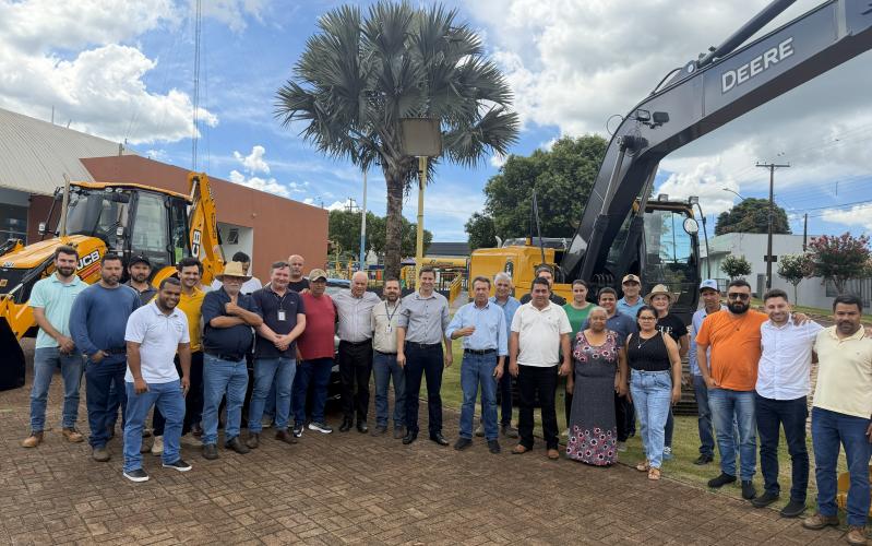 Secretário da Agricultura entrega novos maquinários para três municípios da região Oeste do Paraná