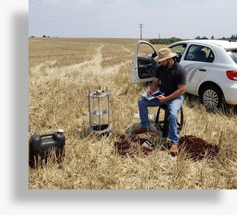 Extensionistas levantam dados sobre fertilidade do solo na área do lado de Itaipu