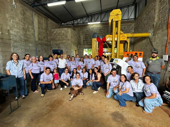 Mulheres do Café do Vale do IVaí na unidade de beneficiamento, em Lidianópolis
