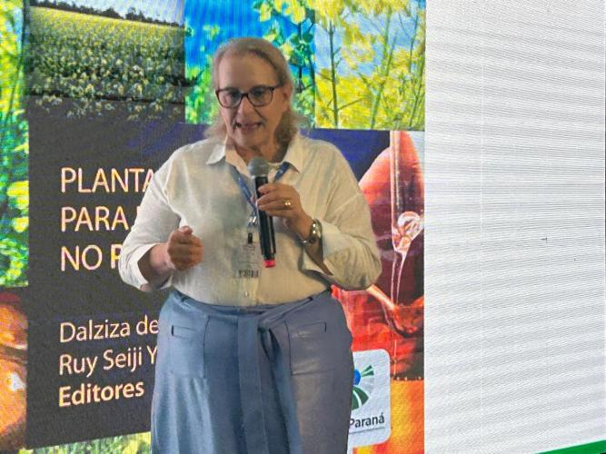Vania Cirino no lançamento de livro do IDR-Paraná na Expolondrina