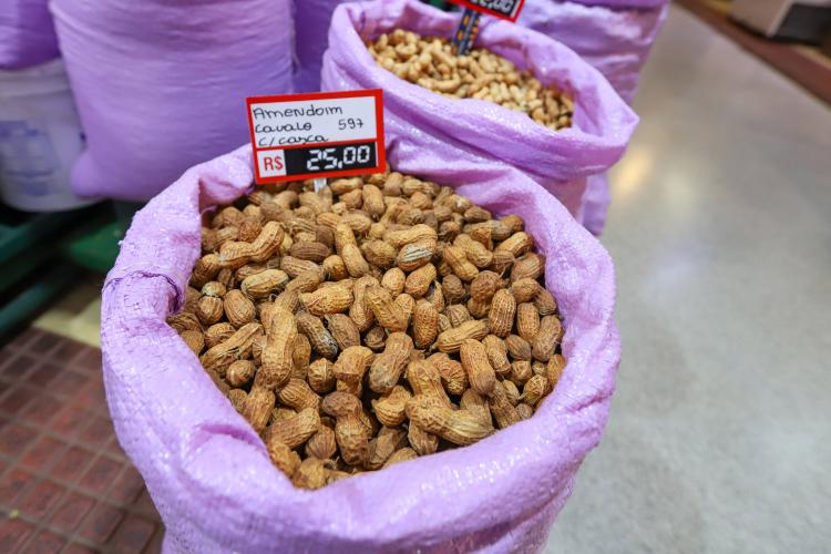 Paraná é o 3º maior exportador de peru do Brasil; safra de amendoim deve ter recorde