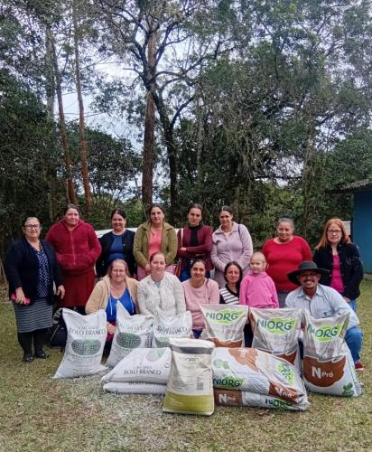 Mulheres beneficiadas com insumos para hortas comunitárias