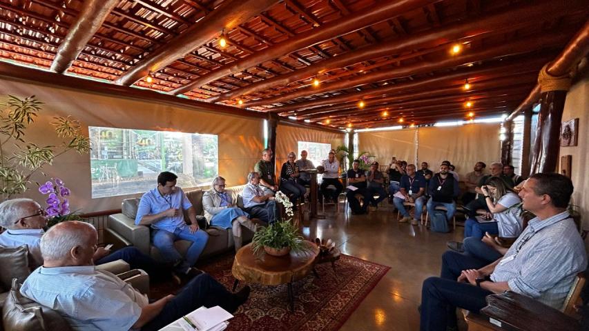 IDR-Paraná e Adapar apresentam projeto de apoio a sericicultores afetados pela deriva