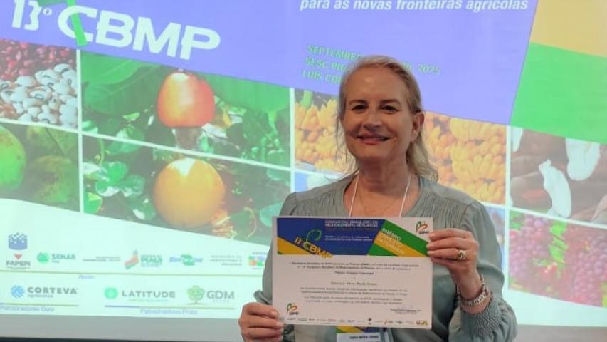Diretora do IDR-Paraná recebe prêmio no 13º Congresso Brasileiro de Melhoramento de Plantas