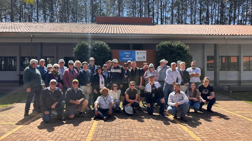 Australianos conhecem pesquisas do IDR-Paraná em Santa Tereza do Oeste