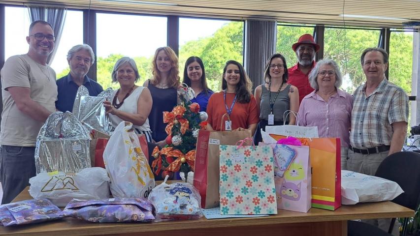 IDR-Paraná fortalece laços solidários e entrega presentes de Natal a filhos de catadores de recicláveis da Cooperativa Catamare