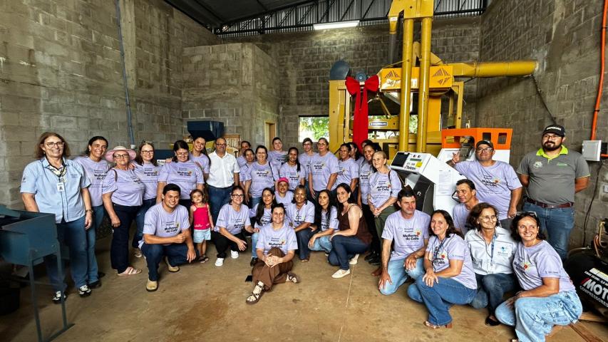 Mulheres do Café do Vale do IVaí na unidade de beneficiamento, em Lidianópolis